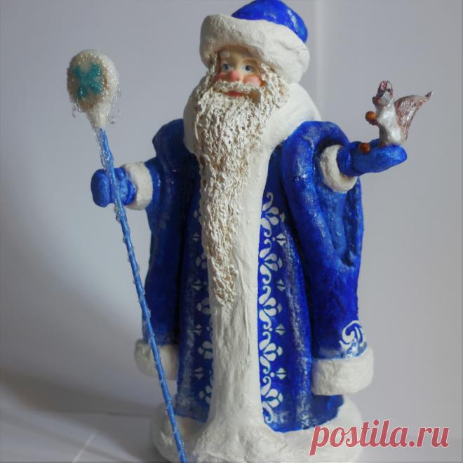 Дед Мороз из ваты относится к подставочным фигурам елочного ассортимента. Подставочными они называются, потому что укреплялись на деревянной подставке и устанавливались обычно под елкой.