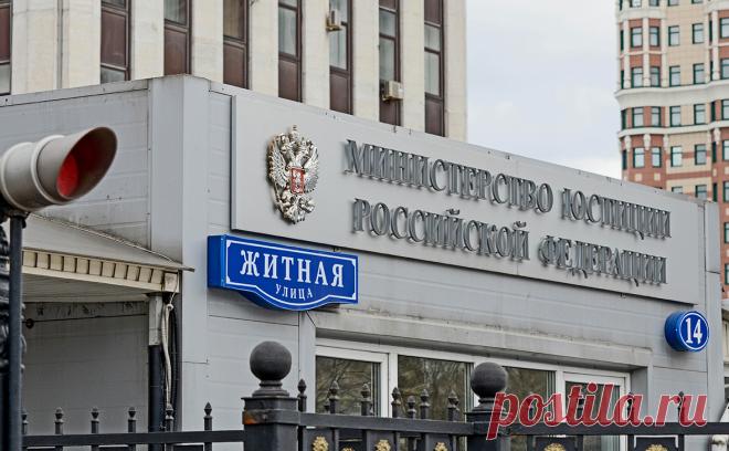 Число СМИ-иноагентов в России выросло до 99. Минюст внес в список главного редактора издания Sota Олега Еланчика, а также организацию «Нобелевский призыв» — ее создали девять журналистов, которых ведомство ранее включило в реестр СМИ-иноагентов