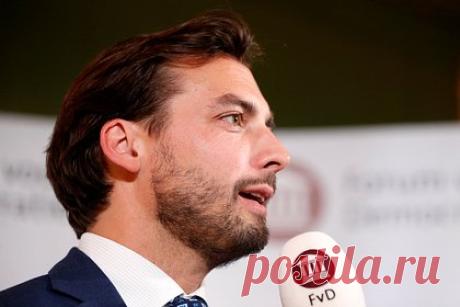 На лидера ультраправой партии Нидерландов напали с бутылкой пива. На лидера ультраправой голландской популистской партии «Форум за демократию» Тьерри Боде, который критикует и выступает против военной помощи Украине, напали и ударили по голове пивной бутылкой за два дня до проведения всеобщих выборов в Нидерландах. Сообщается, что его доставили в больницу в городе Гронинген.