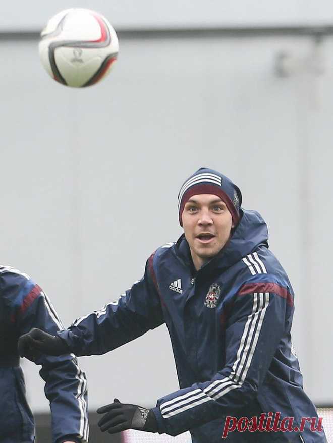 Балетные па Дзюбы, шпагат Реброва и другие кадры с тренировки сборной России