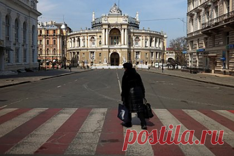 На Украине облили краской старейший памятник Пушкину. В городе Одессе неизвестные облили красной краской старейший памятник русскому поэту Александру Пушкину. Сам бюст не пострадал, однако краска попала на орнамент и надпись. Этот памятник был сооружен в 1887-1889 годах на пожертвования местных жителей. Недавно памятник поэту также демонтировали в Киеве.
