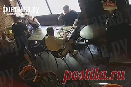 Моряки с аккордеоном взяли на абордаж бар в день ВМФ и попали на видео