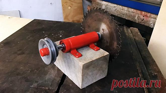 Как изготовить вал для дисковой пилы из подручных материалов Цена самой простой дисковой пилы начинается от четырех тысяч рублей. Но ее можно сделать своими руками из доступных материалов, потратив не слишком много времени, и обладая начальными навыками слесарного дела. Самый трудный элемент в ее изготовлении это вал.ПонадобитсяДля работы нам