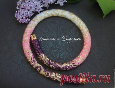 Жгут из бисера колье на шею Переход в Завитках Купить или заказать Жгут из бисера колье на шею Переход в Завитках в интернет-магазине на Ярмарке Мастеров. Жгут выполнен из качественного матового чешского бисера.Очень яркий стильный и неповторимый. Переходы смотрятся очень органично, рисунок из золотого бисера смотрится просто роскошно. Благодаря своей универсальной расцветки и рисунку подойдет к большинству нарядов. Смотрится очень модно и самодостаточно. Фурнитура золотог...