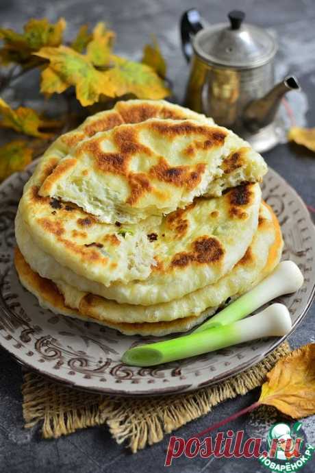Жареные лепешки с луком и брынзой – кулинарный рецепт