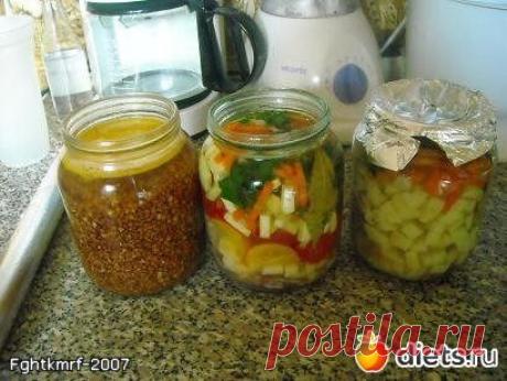 Готовим в баночках в аэрогриле комплексный обед.
 Во времена острой нехватки времени, я готовила таким образом мужу обеды на работу. Готовила сразу на неделю. В мой 12-ти литровый аэрогриль помещалось шесть баночек 0,5л. 2 баночки - тушеная картошка, 2 баночки - гречка с мясом и овощами, 2 баночки - &quot;плов&quot;))).