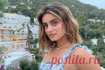 Названы увеличивающие густоту волос стрижки. Журналисты назвали стрижки, которые визуально увеличивают густоту волос. Обладательницам тонких волос больше всего подойдут короткие стрижки. Отмечается, что кудри и волны также визуально делают волосы гуще. «Попросите мастера в салоне красоты сделать вам многослойную стрижку», — пояснила парикмахер Алисия Воттс.