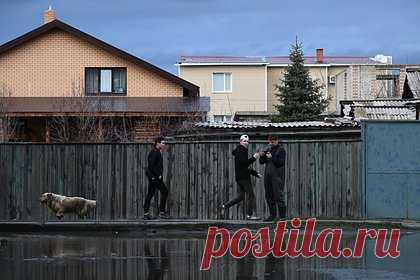 В российском городе началась эвакуация после перелива воды через дамбу. Вода перелилась через дамбу в Новотроицке Оренбургской области, в городе началась эвакуация. Об этом в своем Telegram-канале сообщил губернатор российского региона Денис Паслер. По словам чиновника, на месте происшествия уже работает спецтехника, рабочие начали отсыпку дамбы.