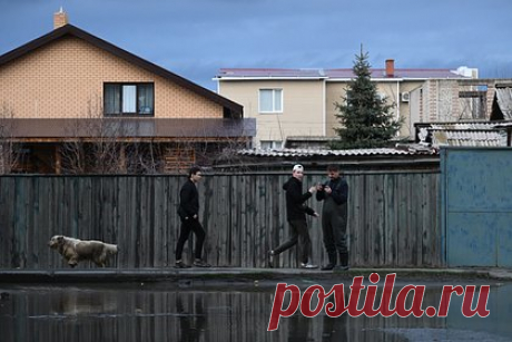 В российском городе началась эвакуация после перелива воды через дамбу. Вода перелилась через дамбу в Новотроицке Оренбургской области, в городе началась эвакуация. Об этом в своем Telegram-канале сообщил губернатор российского региона Денис Паслер. По словам чиновника, на месте происшествия уже работает спецтехника, рабочие начали отсыпку дамбы.