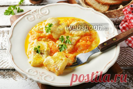 Минтай тушёный в сметане с луком и морковью  Как приготовить минтай тушёный в сметане с луком и морковью 
Предлагаю приготовить простое, но в то же время вкусное блюдо — минтай тушёный в сметане с луком и морковью. Рыба получается сочной и нежной. Это блюдо, знакомое многим с детства, должно понравиться как взрослым, так и детям.  
Минтай, тушёный в сметане с овощами можно подать с картофельным пюре, рисом или разнообразными кашами.