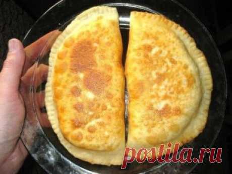 Чебуреки домашние
Это самый простой и вкусный рецепт чебуреков, который я когда-либо пробовала!
Вам потребуется:
-Молоко коровье 2 ст.
-Мука сколько возьмет (сколько возьмет, это значит ровно столько, чтобы тесто стало гладким, и переставало от рук отлипать. А не пишу сколько точно, потому что это зависит от самой муки.)
-Фарш 0,5-1 кг
-Лук репчатый 1 шт.
-Укроп 2 пучка
-Соль чуть-чуть
Как готовить:
1. В муку влить горячее молоко, замесить тесто. Приготовить начинку: перемолоть фарш и лук, до