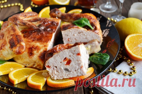 ​Праздничная фаршированная курица Ингредиенты:
Курица &mdash; 1,5 кгЯйцо &mdash; 2 шт.&nbsp;Перец сладкий красный &mdash; 1 шт.&nbsp;Маринованные шампиньоны &mdash; 70 г&nbsp;Маслины без косточек &mdash; 70 г&nbsp;Сметана &mdash; 1 ст. л.&nbsp;Соль &mdash; по вкусу&nbsp;Перец черный молотый &mdash; по...