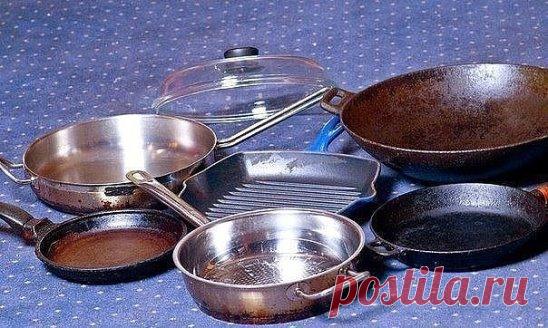 Отчистить нагар поможет вот такое средство: 
- 1/2 чашки соды 
- 1 чайная ложка жидкости для мытья посуды 
- 2 столовые ложки перекиси водорода 
Смешивать до тех пор, пока не станет похоже на взбитые сливки (при необходимости долить еще перекиси), нанести на грязную поверхность и оставить минут на 10. Должно помочь!