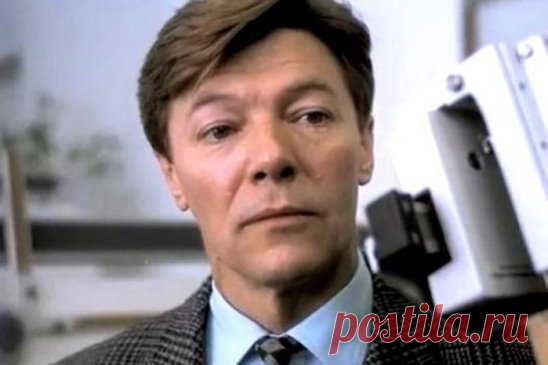 31 марта отмечает 80-летний юбилей народный артист РСФСР Александр Збруев. Зрителям очень полюбился актер с одной из самых узнаваемых на киноэкране улыбок, а театральные постановки с его участием неизменно становились событиями в культурной жизни столицы. АиФ.ru вспоминает лучшие роли актера
http://www.aif.ru/culture/movie/luchshie_roli_aleksandra_zbrueva
