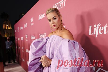 Известная певица решила избавиться от дома в излюбленном месте артистов. Американская певица Кэти Перри решила избавиться от особняка в излюбленном месте многих артистов — Беверли-Хиллз (округ Лос-Анджелес, Калифорния). Продать дом знаменитость планирует за 19,5 миллиона долларов (около 1,6 миллиарда рублей). Элитное здание находится в уединенном месте в верховьях каньона Колдуотер.