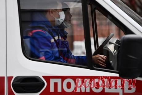 В России школьника госпитализировали после избиения одноклассниками на уроке. В Воронеже трое школьников избили одноклассника прямо на уроке физкультуры. Об этом рассказала тетя пострадавшего. По словам женщины, после случившегося ребенка отпустили домой. Поскольку шестиклассник жаловался на боли в спине, его отвезли на прием к врачу. Уже в больнице мальчик потерял сознание.