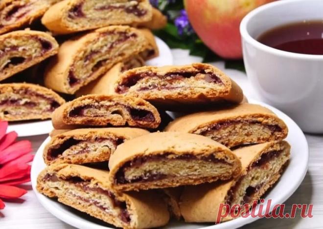 Печенье Флудинги (Песочное печенье с вареньем и орехами).
Простые ингредиенты легко готовится и очень вкусно. Подача его в виде рулетиков делает его еще интереснее и вкуснее.

Ингредиенты:
350 гр Мука
125 гр Сливочное масло (или маргарин)
100 гр Сметана
100 гр Сахар
1 шт Яйцо
1/2ч.л. Сода (погашенная)
1/4 ч.л Соль

Для начинки:
150 гр Джем (густое варенье или повидло)
60 гр Орехи

Приготовление:
Шаг 1

В миску просеем половину нормы муки Только что из холодильника сливочно...