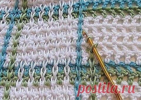 Идея для вязания Интересная идея для вязания крючком полотна. Может пригодится для пледов, ковриков, сумок, а возможно, и для некоторых видов одежды. Для юбки, например. Причем, идея очень простая. Полотно вяжется филейной сеткой по принципу: 1 пуская клетка равна 1-й воздушной петле и 1-му столбику с накидом. А затем с помощью крючка эти пустые клетки «заштриховываются» вертикальными цепочками из воздушных петель (впрочем, с таким же успехом это можно назвать соединительн...