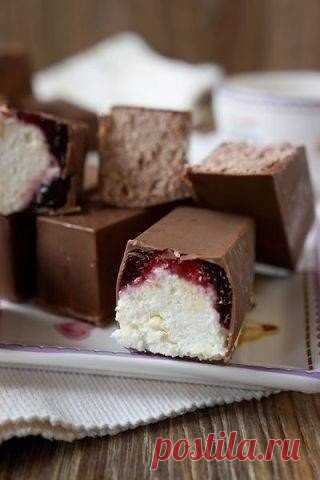 ​Творожные сырки с джемом Очень вкусные и нежные домашние сырочкиИнгредиенты:Творог — 200 г Сахарная пудра (без горки) — 2 ст. л.
Сливочное масло — 30 г Шоколад — 80 г Пакетик ванилина или ванильного сахара — 1 шт.Начинка: карамель, джем, кокосовая стружка - на ваше...