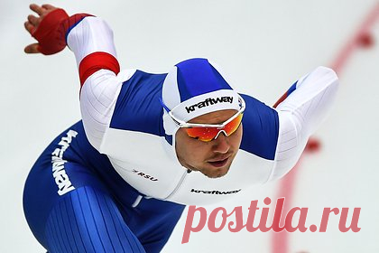 Российский конькобежец-чемпион остался в порванном комбинезоне на соревнованиях. Рекордсмен мира по конькобежному спорту Павел Кулижников рассказал, что остался без целого комбинезона на дистанции 1000 метров на чемпионате России в Иркутске. Причиной стало то, что спортсмен за день до соревнований порвал свой последний комбинезон. «В итоге комбез расстегнут, сверху кофта», — заявил он.
