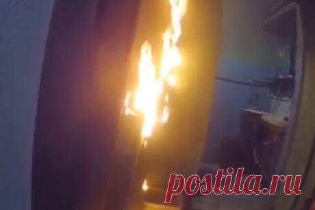 Осужденные устроили поджог в российской колонии строгого режима. В Саратовской области осужденные исправительной колонии №2 устроили демонстративный протест против изъятия запрещенных предметов и попали на видео. На кадрах видно, как в камерах ШИЗО горит уборная и валяется сломанная мебель. «Зачем вы ломаете? Зачем ты это опять поджигаешь?», — спросил инспектор и стал тушить пожар.