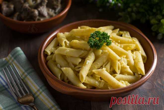 Макароны с яйцом и сыром - рецепт с пошаговыми фото | ne-dieta Предлагаю вам простой рецепт вкусных макарон с добавлением жареного лука, тертого сыра и вареных яиц, которые можно использовать вместо гарнира или в качестве самостоятельного вегетарианского блюда.