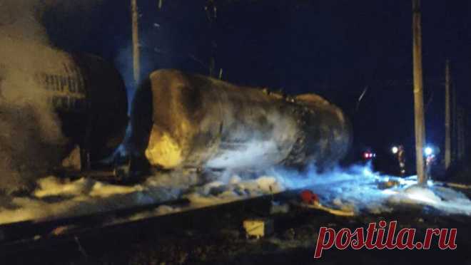 На железной дороге в Ростовской области загорелась цистерна с топливом. Пожар произошел на железнодорожной станции Куберле в поселке Красноармейский, расположенном в Орловском районе Ростовской области. Здесь загорелся вагон-цистерна с топливом, сообщается в официальном Telegram-канале регионального управления ...