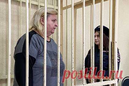 Завхоз брянской гимназии расплакалась в суде. Завхоз гимназии №5 в Брянске Лариса Католикова расплакалась во время заседания суда. Замдиректора школы, где 14-летняя ученица открыла стрельбу, частично признала свою вину в халатности, заявив, что со своей стороны делала все возможное для обеспечения комфорта учащихся.