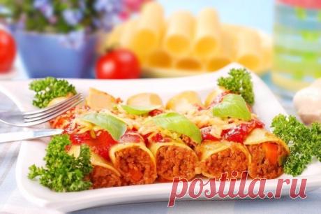 Каннеллони с мясом Ингредиенты:Мясной фарш — 1 кгКаннеллони — 400 гЛук-шалот — 200 гПаста томатная — 150 гСливки 33% — 400 гСыр твердых сортов — 150 гПриготовление:1. Каннеллони отвариваются 5 минут, потом помещаются в ледяную воду, следом выкладываются на полотенце.2....