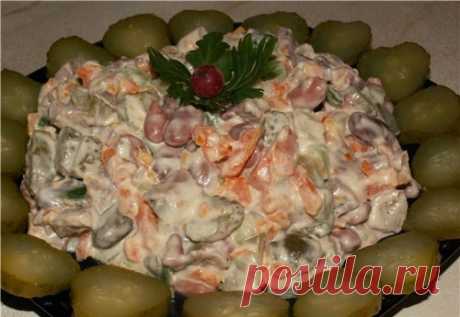 Салат «Околица». Очень вкусно! 

Ингредиенты:
Говядина — 200 гОгурцы маринованные — 150 гОгурцы свежие — 150 гФасоль консервированная (красная) — 1 бан.Морковь (варёная) — 2 штМайонез — 100 г
Приготовление:

Отварит говядину в подс…