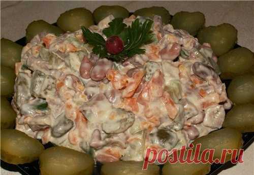 Салат «Околица». Очень вкусно! 

Ингредиенты:
Говядина — 200 гОгурцы маринованные — 150 гОгурцы свежие — 150 гФасоль консервированная (красная) — 1 бан.Морковь (варёная) — 2 штМайонез — 100 г
Приготовление:

Отварит говядину в подс…