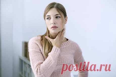 Первая помощь при ангине В медицине это заболевание называют тонзиллитом, в простонародье оно больше известно, как ангина. Независимо от его названия, суть заболевания кроется в одном. Происходит воспаление гортани, а именно миндалин, при этом воспаляется и небо.