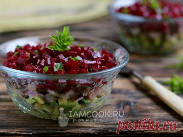 Салат с сельдью и авокадо — рецепт с фото Если вы большой любитель селедки и часто ее покупаете, то для разнообразия можете попробовать приготовить салат с сельдью и авокадо.