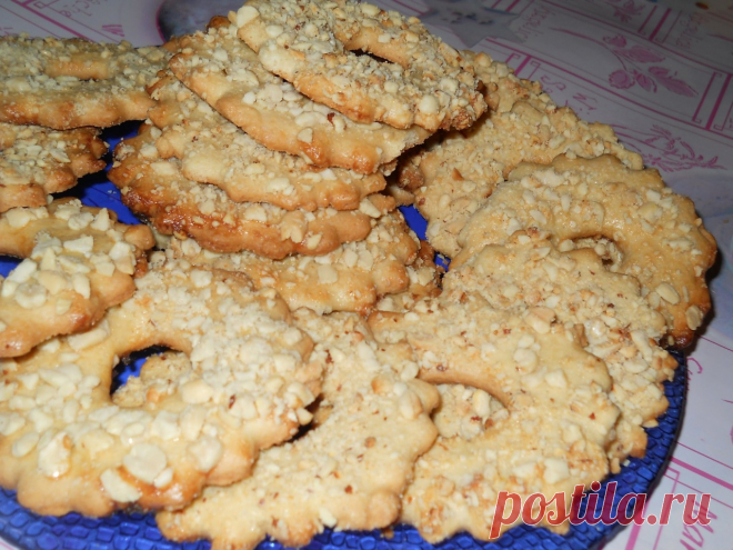 Домашнее песочное печенье с орешками. Домашнее песочное печенье с орешками.

Вкусные и рассыпчатые домашние колечки с арахисом, которые когда-то продавали по 22 копейки в каждой кондитерской. Пекутся быстро и просто из малого количества п…