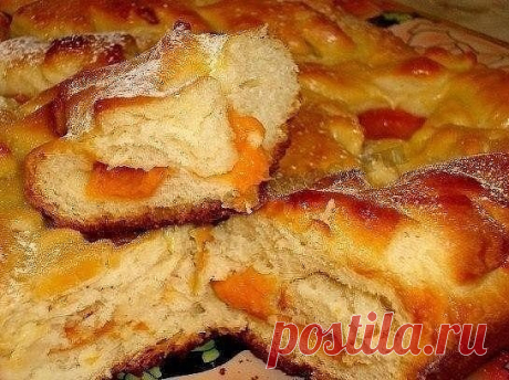 БЫСТРЫЙ ПИРОГ

Дешевый и простой, но вкусный пирог, который совсем не приедается, достаточно только менять начинки. Вишня, смородина, малина... Для начала попробуйте с яблоками и абрикосами.

Понадобится.
Яйца 2 шт., сахар 1 стакан, сметана 1 стакан, сливочное масло 1 ст. ложка, разрыхлитель 1 ч. ложка, мука 2 стакана, яблоки, абрикосы.

* Яблоки порезать дольками, а абрикосы поделить на 2 половинки и слегка присыпать сахаром. Оставить на полчаса.

* Яйца растереть с сахар...
