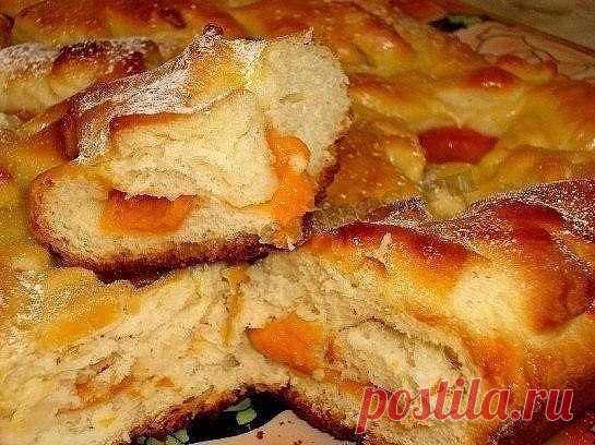 БЫСТРЫЙ ПИРОГ

Дешевый и простой, но вкусный пирог, который совсем не приедается, достаточно только менять начинки. Вишня, смородина, малина... Для начала попробуйте с яблоками и абрикосами.

Понадобится.
Яйца 2 шт., сахар 1 стакан, сметана 1 стакан, сливочное масло 1 ст. ложка, разрыхлитель 1 ч. ложка, мука 2 стакана, яблоки, абрикосы.

* Яблоки порезать дольками, а абрикосы поделить на 2 половинки и слегка присыпать сахаром. Оставить на полчаса.

* Яйца растереть с сахар...