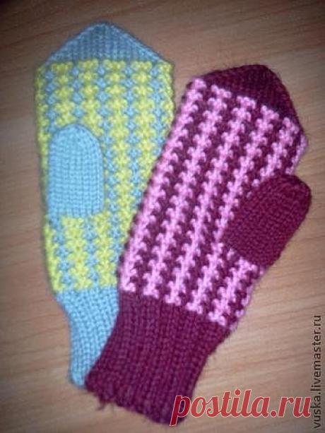 Ленивые узоры

Автор Виктория Бабкина Вальдорфские куклы
Сегодня мне хотелось бы вам рассказать о ленивых узорах.Называются они так потому,что только выглядят сложными,а на самом деле вяжутся легко,а конечный результат очень даже радует.Существует целое множество таких рисунков,но тот о котором хочу рассказать-мой самый любимый из них.Несмотря на то,что выглядит он двух цветным-в работе постоянно у вас будет одна нитка,и только каждые два ряда вы будете чередовать цвета ни...