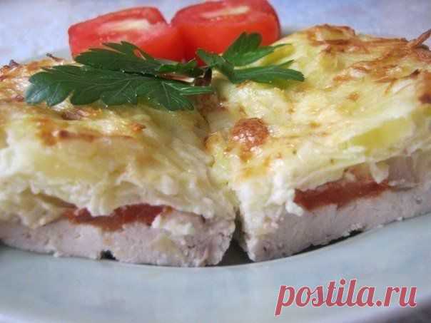 Рецепт запеченной курицы под тёртым картофелем
Круп.картофеля – 4шт.
Филе куриное – 2шт
2 крупных помидоров
1головку репчатого лука
3 яйца
2 зубчиков чснока
Сметаны  - четверть стакана
Перц, соль
===
отбиваем фарш и  на застеленный фольгой противень. Перчим и солим.
Кружочками помидоры и на филе
На крупной тёрке натираем картофель
Взбиваем яйца , +чеснок, мелко  лук и сметану.И  в  картофель
Ровным слоем эту  массу на филе с помидорами
В духовку и запекаем до золот. корочки
