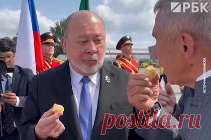Короля на золотом самолете накормили чак-чаком в Казани