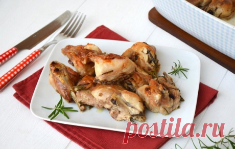 Запеченный кролик с чесноком и розмарином.
Ароматное блюдо в духовке из кусочков кролика, которые предварительно выдерживаем 1 час в маринаде из вина, масла, чеснока, розмарина и затем запекаем в духовке.
