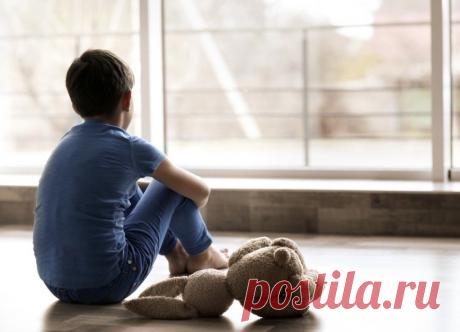 Синдром Карлсона: как родители-инфантилы портят будущее своих детей «Ох уж эти трудные взрослые!» – так и хочется воскликнуть мне, когда я в очередной раз сталкиваюсь со, скажем так, интересными родителями, которые потеряли жизненные ориентиры. Наверняка и вам встречались люди, чье поведение никак не соотносится с паспортным возрастом, да и заявления оных более напоминают рассуждения детей. Но самое ужасное в этой ситуации – наличие у таких родителей юных отпрысков, которы...