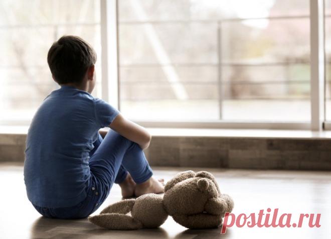 Синдром Карлсона: как родители-инфантилы портят будущее своих детей «Ох уж эти трудные взрослые!» – так и хочется воскликнуть мне, когда я в очередной раз сталкиваюсь со, скажем так, интересными родителями, которые потеряли жизненные ориентиры. Наверняка и вам встречались люди, чье поведение никак не соотносится с паспортным возрастом, да и заявления оных более напоминают рассуждения детей. Но самое ужасное в этой ситуации – наличие у таких родителей юных отпрысков, которы...