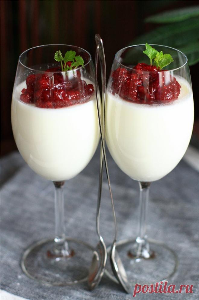 Кокосовая панна-котта light с брусничным конфи Панна-котта (Panna Cotta) – итальянский десерт, родом из Пьемонта. Изначально Панна-котта готовилась из смеси сливок, меда и яичного белка, запечённой на водяной бане. Но такой способ требовал тщательного мониторинга температуры и времени выпечки. Теперь Панна-котта представляет собой легкий…