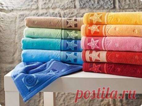 Как сделать махровые полотенца снова мягкими?
11 полезных советов

1. Изделия из махры (халаты и полотенца) не очень любят стирку порошками. Они станут нежными, если вы будете использовать жидкие моющие средства.

2. Если все же стирка проводится обычным порошком, то устанавливайте режим дополнительного ополаскивания. Это поможет по максимуму вымыть моющие средства из махры.

3. Также нельзя стирать махровые изделия на больших оборотах (нити очень часто трутся о барабан ма...