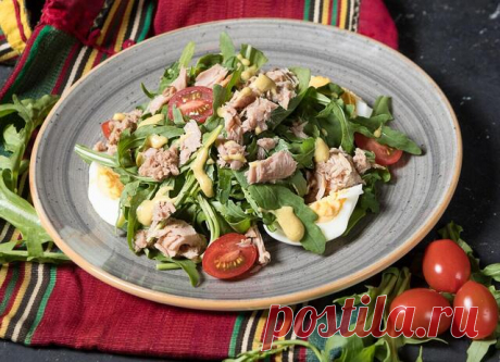Салат с тунцом консервированным: ТОП-10 классических рецептов.
Тунец — вкусная морская рыба, с большим списком полезных свойств. В салатах идеально сочетается с овощами. Если вы хотите сделать блюдо более сытным, то смело добавляйте яйца. Также эта рыба рекомендована для диетического питания, поэтому довольно часто она включена в меню при похудении.