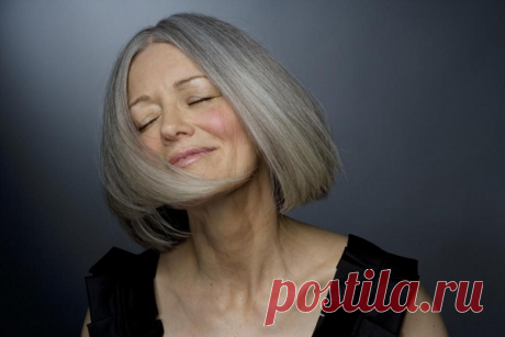 Стрижка каре и её вариации для женщин 50+ Самый простой и безопасный способ стать визуально моложе - это стрижка. Если женщина всю жизнь носила длинные волосы, в возрасте 50+ ей стоит подумать о стрижке. Дело в том, что волосы с возрастом лучше не становятся, а обеспечить полноценный уход коротким прядям намного проще.
Почему именно каре