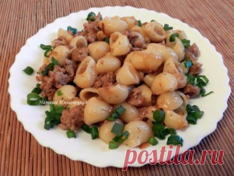 Мясной соус к макаронам Мясной соус к макаронам - это простое и вкусное блюдо, которое можно приготовить даже начинающему кулинару. Сочетание свино-говяжьего фарша, лука и томатного сока придаёт блюду насыщенный вкус. Добавление специй и чеснока делает соус ароматным и аппетитным.