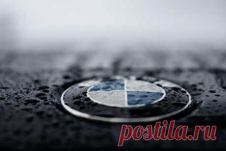 Блокировку автомобилей BMW и Mercedes в России объяснили. Зарубежные автомобильные концерны могут ограничивать пользователям в России доступ к программному обеспечению, но история с полной блокировкой автомобиля похожа на фейк, заявил директор по сервису ГК «Автодом Алтуфьево» Роман Тимашов. Заблокировать автомобиль с использованием офлайн-диагностики сложно, добавил он.
