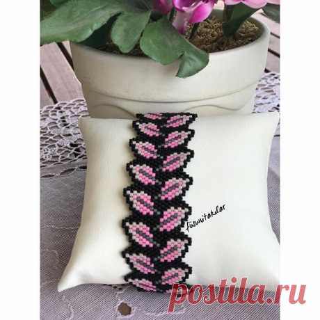 Güzel günleriniz olsun hayırlı cumalar🌷#miyuki #miyukidelica #miyukibileklik #kisiyeozel #bileklik #accessories #handmadejewelry #handmade #instlove #instlike #like4like #hediye #elişi #güneş #yaz #hayırlıcumalar #kombin #mutluluk #tasarim #vscoturkey #fotografia #bursa #izmir #alacati #miyukiboncuk #kadın #hediye #instagood #instagram #earrings #sanat #instlove