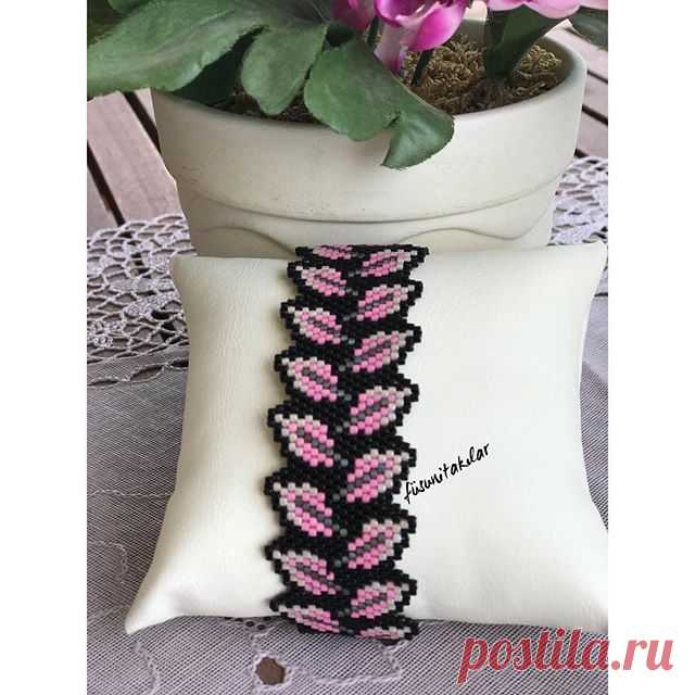 Güzel günleriniz olsun hayırlı cumalar🌷#miyuki #miyukidelica #miyukibileklik #kisiyeozel #bileklik #accessories #handmadejewelry #handmade #instlove #instlike #like4like #hediye #elişi #güneş #yaz #hayırlıcumalar #kombin #mutluluk #tasarim #vscoturkey #fotografia #bursa #izmir #alacati #miyukiboncuk #kadın #hediye #instagood #instagram #earrings #sanat #instlove